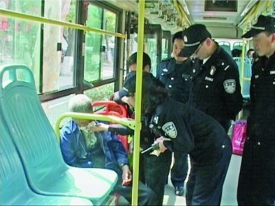 78岁老人公交车上昏迷 漂亮女警帮其擦拭呕吐物