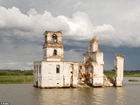 那些被淹没在水中行将崩塌的教堂