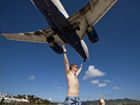 加勒比海滩游客“触摸”低空飞机