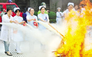 江阴市人民医院举行灭火与应急疏散演练(图)