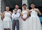 湖南高校男生扮新娘拍另类毕业照