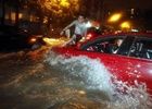 杭州遭暴雨袭击 市区开车如开船
