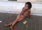 6岁女童裸身抽烟街头乞讨 其父拒救助