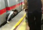 北京地铁女子跳轨 毫发未损自行爬出