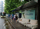 重庆街头豪华公交站 乘客等车可坐沙发