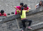 10余青年为逃票攀爬西安古城墙