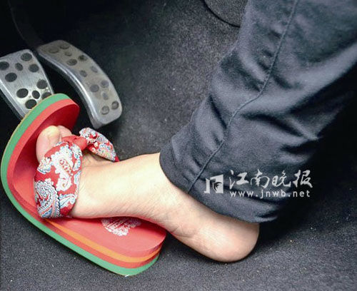 交警称开车穿对鞋很重要 穿拖鞋危险指数10颗