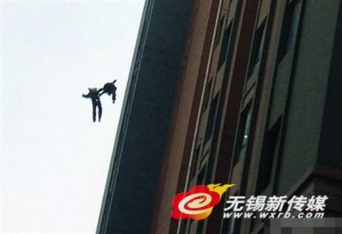 上海居民楼火灾 两名90后消防员13楼坠落牺牲